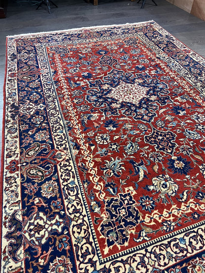 Beautiful old antique handmade decorative Iisfahan rug - Hakiemie Rug Gallery