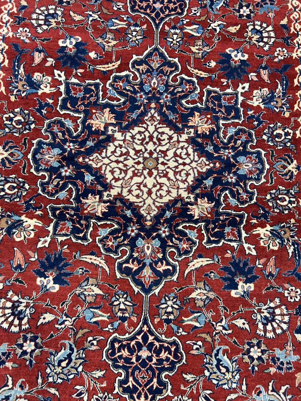 Beautiful old antique handmade decorative Iisfahan rug - Hakiemie Rug Gallery