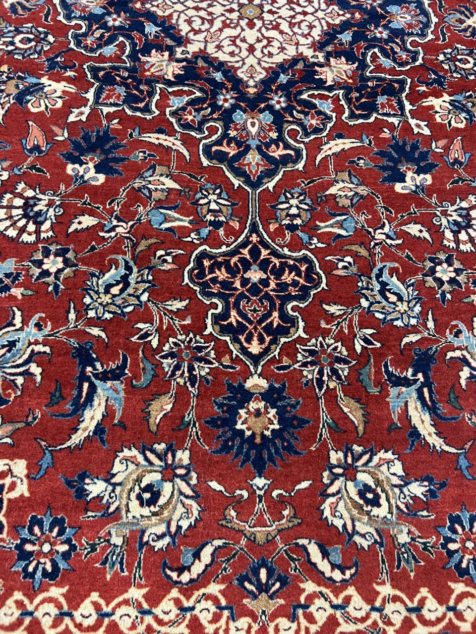 Beautiful old antique handmade decorative Iisfahan rug - Hakiemie Rug Gallery