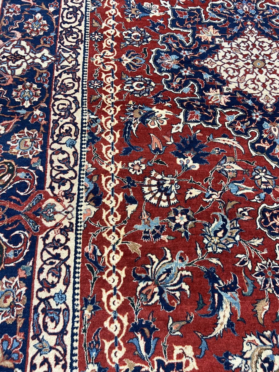 Beautiful old antique handmade decorative Iisfahan rug - Hakiemie Rug Gallery