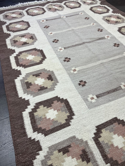 Stunning Swedish Kilim decorative rug - Hakiemie Rug Gallery