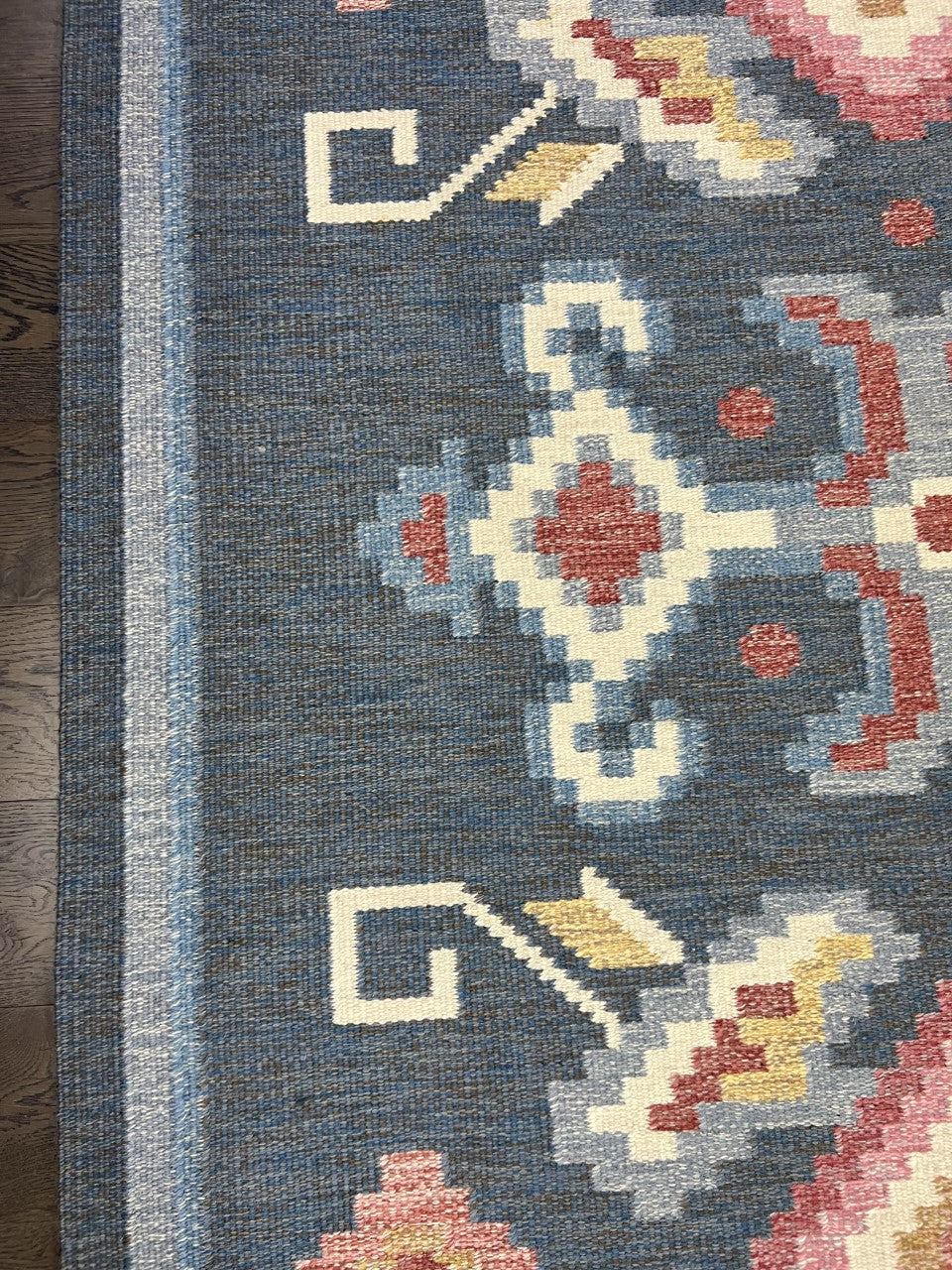 Beautiful Swedish Kilim decorative rug - Hakiemie Rug Gallery