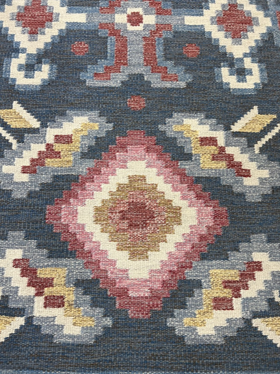 Beautiful Swedish Kilim decorative rug - Hakiemie Rug Gallery