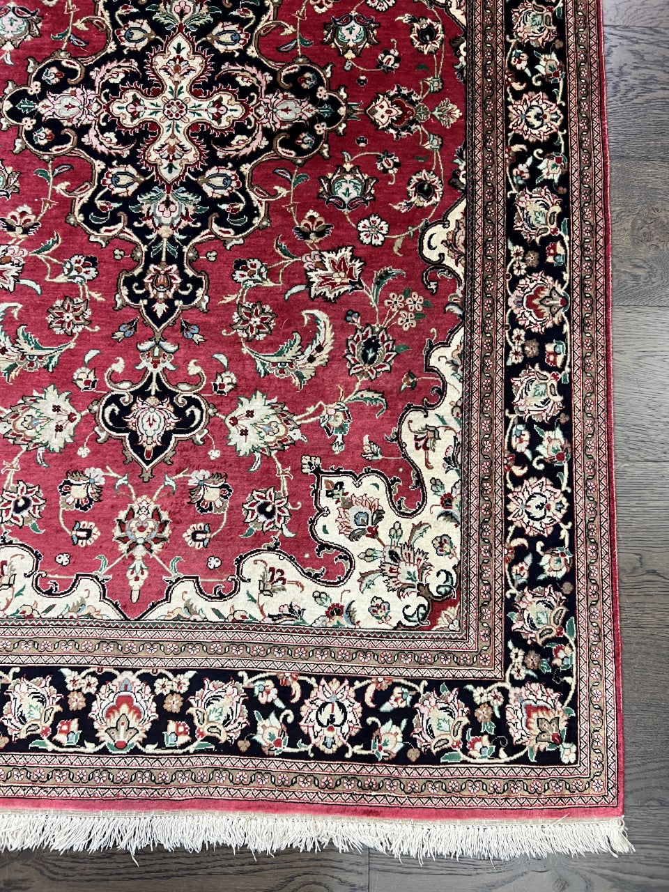 Stunning vintage decorative Isfahan silk rug. - Hakiemie Rug Gallery